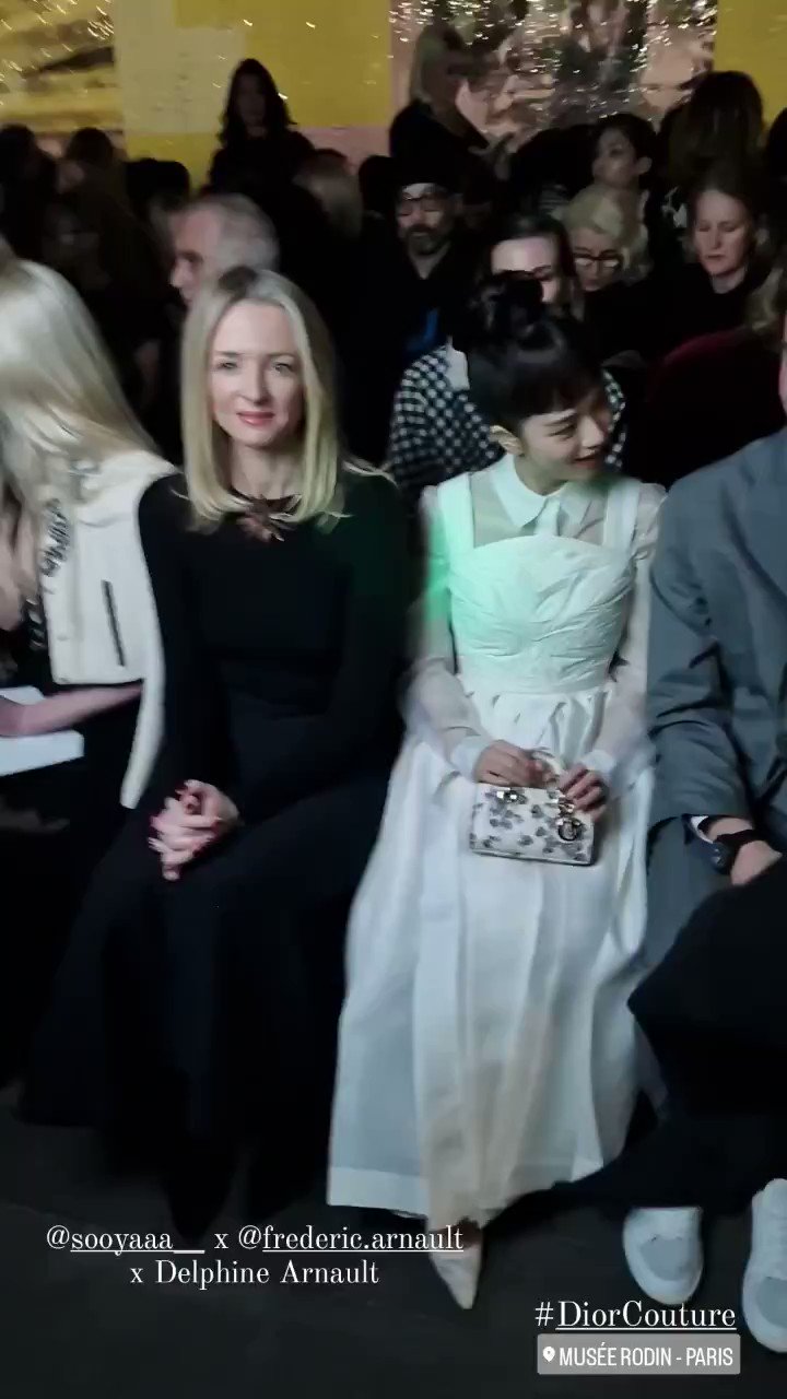 JISOO seated next to Delphine Arnault (new Dior CEO), Frédéric