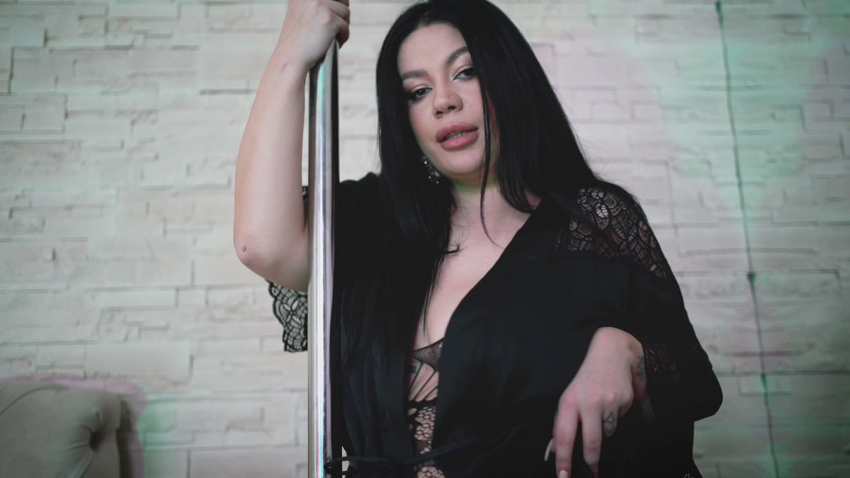 Model - LucyRyder curvy