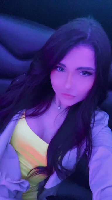 Being naughty in the limo ?✨ https://t.co/HQGbYnlyAY