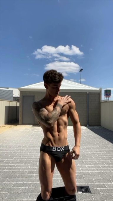 Happy Hump Day 🍑 https://t.co/Gk3m7738HJ