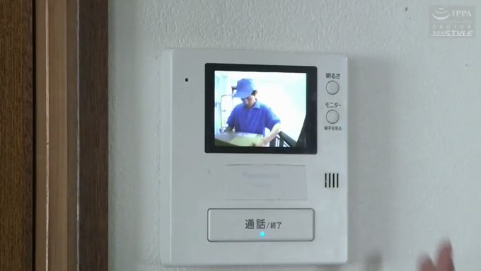 玄関のチャイムが鳴った。

画面越しには宅配業者。

人妻は何気に扉を開ける…

するとそこには宅配業者ではなく目出し帽を被った三人組の男達がいきなり人妻に襲い掛かる。

そして部屋の奥へと連れ込まれ…。 https://t.co/aY2fSN92vD