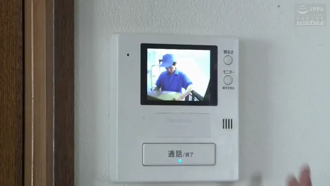 北川礼子 玄関のチャイムが鳴った。 画面越しには宅配業者。 人妻は何気に扉を開ける… するとそこには宅配業者ではなく目出し帽を被った三人組の男達がいきなり人妻に襲い掛かる。 そして部屋の奥へと連れ込まれ…。