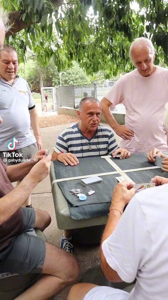 Jugando al truco con amigos en Palermo 