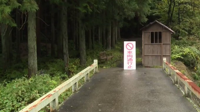 突然だった。

工事現場に女が現れたのは。

その女は、俺たちを誘うかのような目つきで公衆トイレに入っていった。

俺たちは息をひそめるように覗いてみると…。 https://t.co/XVPea5bQgS