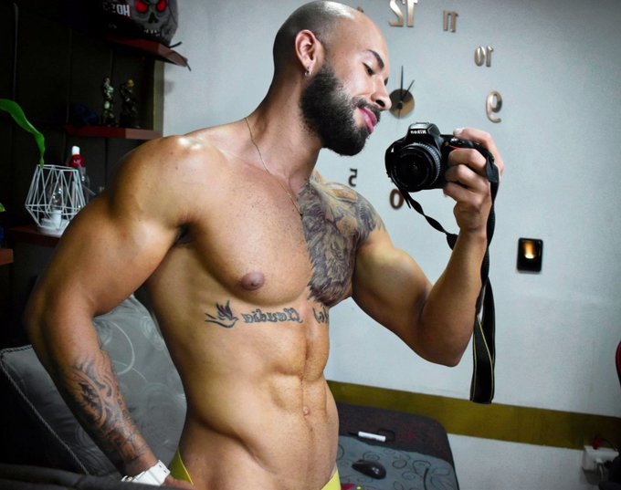 Never felt so thirsty... #ThirstyThursday #JockMenLive #camguys 
@MatheoBrown @DeklanGrey 
https://t