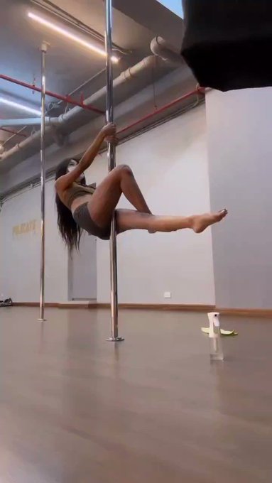 Trying something new 🔥 #filipinagirl #poledance https://t.co/IajtkYCxav