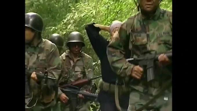 戦場で戦う女兵士の辿る運命は悲惨である…。 この戦地でもまた一人の女が犠牲となった。 敵に捕縛されアジトへ連行。 そして生存本能に駆り立てられた男達は、女兵士へ次々と襲い掛かる…。 この惨劇は、いつ終わるとも知れず続けられるのだった。