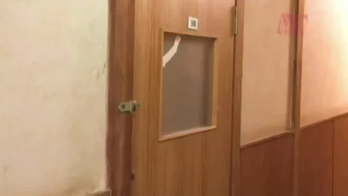 扉を開くと女の目に全裸の男達が並ぶ。 彼らは女と現場で働く同僚たちである。 時にこうして、溜まった性欲を満たしているようで、女も満更ではなかった。
