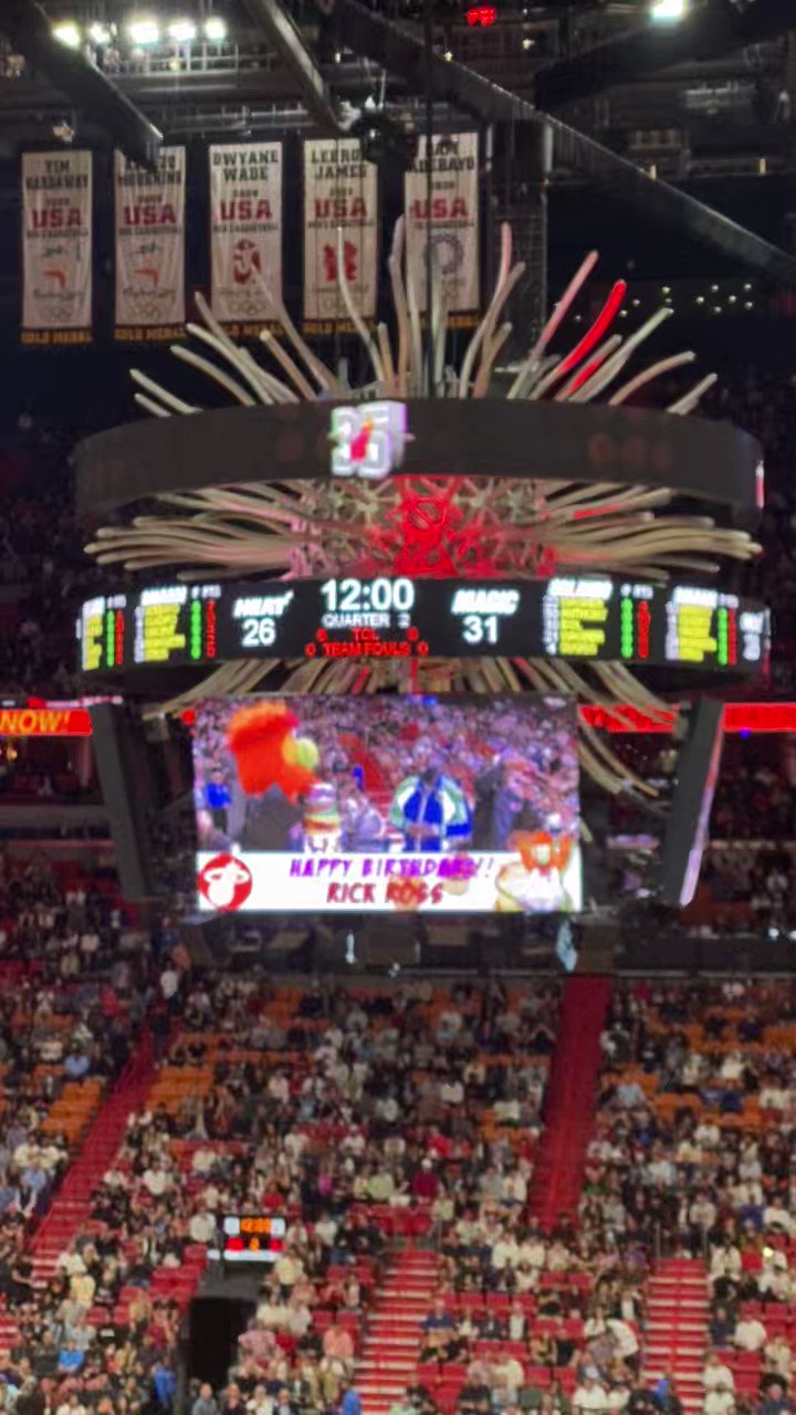 Fans at Miami-Dade Arena sing happy birthday to Rick Ross ( 