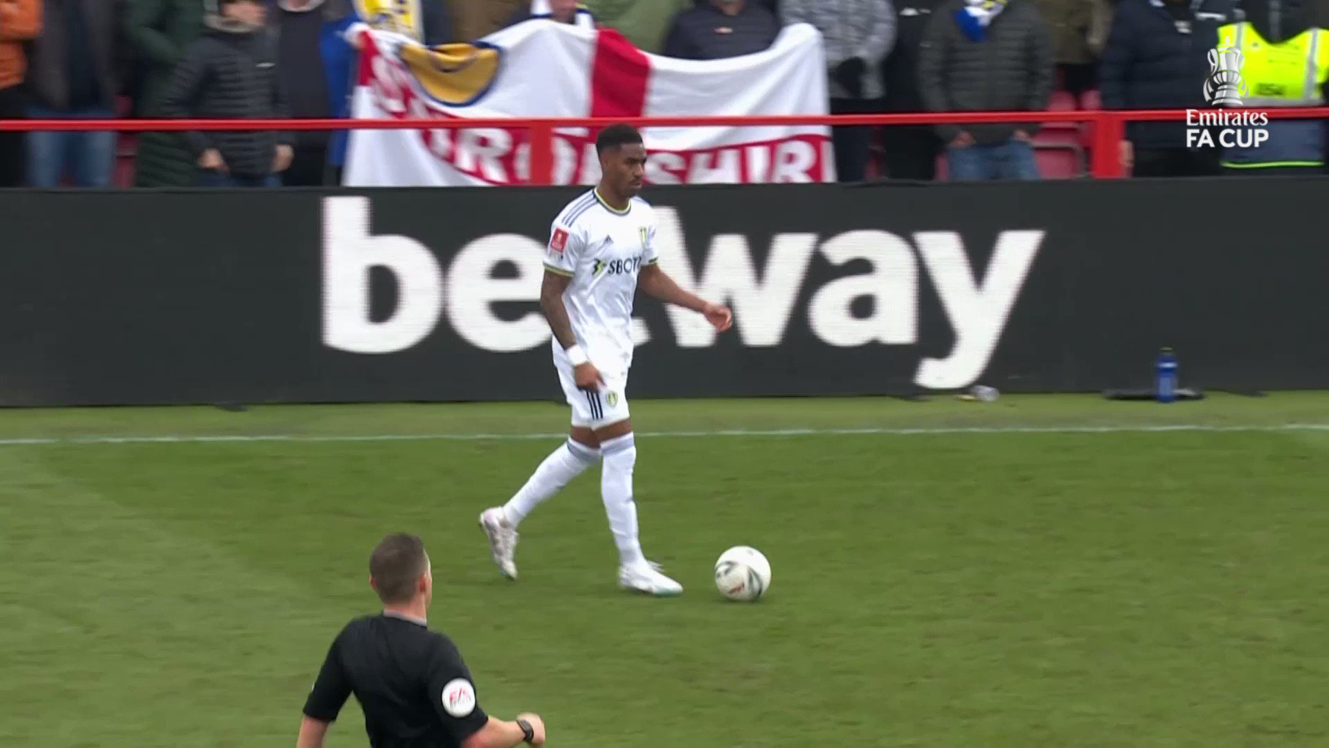 Just watch the assist It's a first @LUFC goal for @JuniorFirpo03 👏#EmiratesFACup”