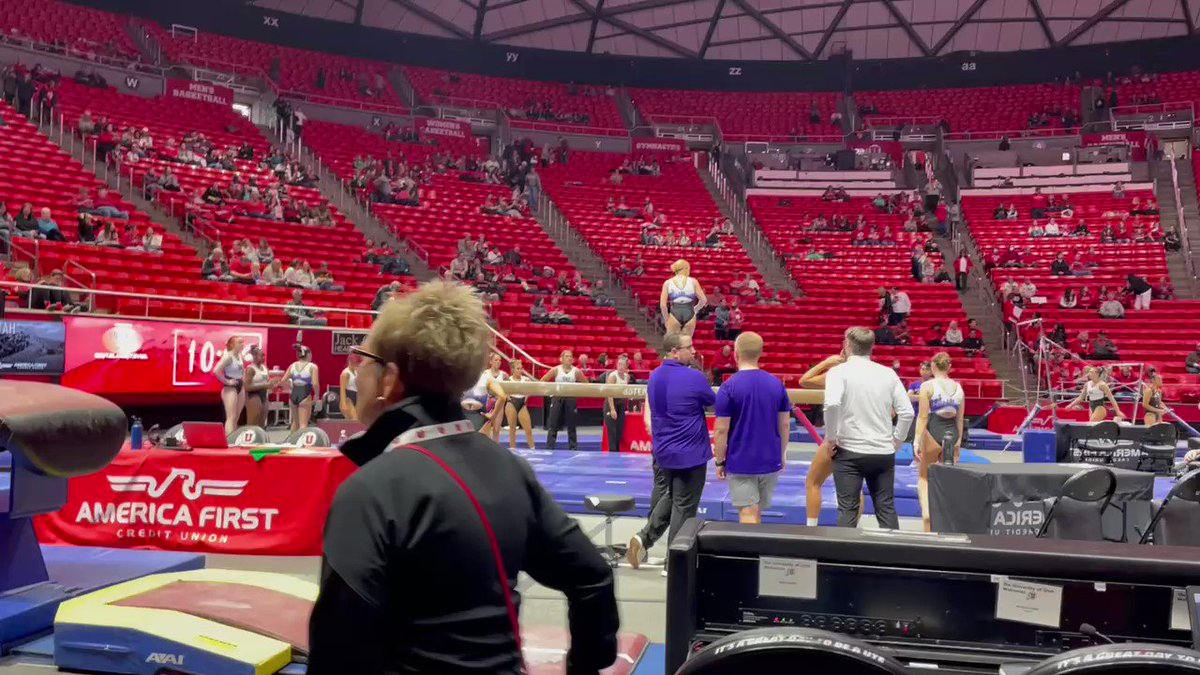 At the Huntsman Center for Utah-Washington.
At this moment, Abby Brenner is warming up on floor for the Red Rocks. https://t.co/fmW9WzarZv