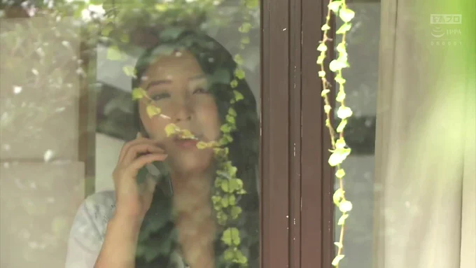 武藤あやか 窓越しに電話で話す人妻。 相手は隣の男。 夫は怪我で永らく入院生活を強いられていた。 妻は病院で夫の性処理を行っていた。 そんな妻の性欲は極限まで高まり…男根欲しさに男を自宅へ呼び寄せる。 下着を脱ぎ玄関で男を待つ…玄関の扉が開いた瞬間だった。互いの性欲が爆発する。