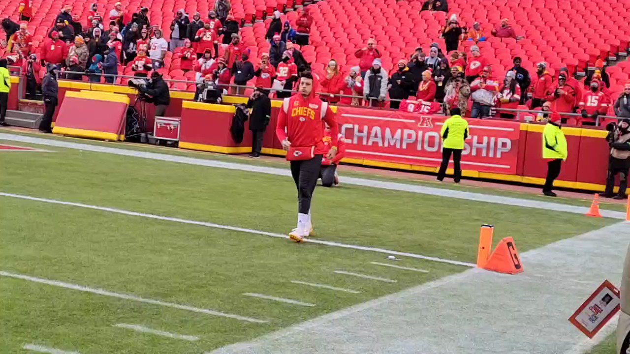 Adam Teicher on Twitter "Mahomes starting his warmups just now https