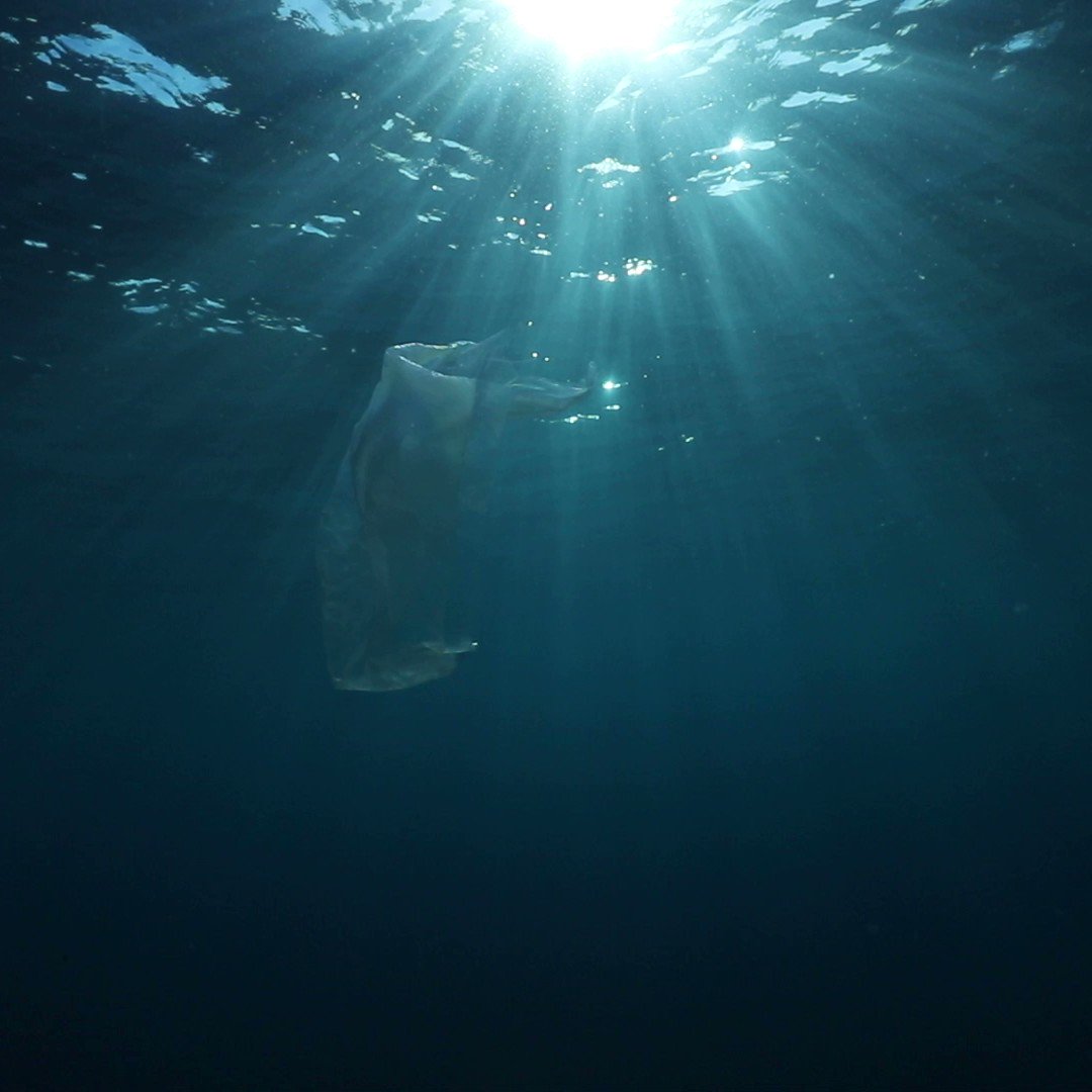Als Gesicht der #Zurich Initiative #PlanetHero haben wir Umweltschützer #RobertMarcLehmann bei seiner Reise nach Bali begleitet. Dabei hat er die enorme Verschmutzung durch riesige Mengen an unachtsam weggeworfenem #Plastikmüll aufgedeckt. #ZukunftbeginntmitZurich https://t.co/xvXhhXpBPi