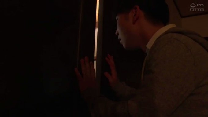 私は、妻の事が心配になり、町内会長の家に上がり込んだ。

酒盛りなのか、賑やかな声が聞こえる。

どこか安堵した私は声のする部屋にたどり着き扉に手をやり開けようとした…。

少し開いた扉の隙間…私の目に飛び込んできたのは驚愕な光景だった。 https://t.co/KKaxtHLHLK