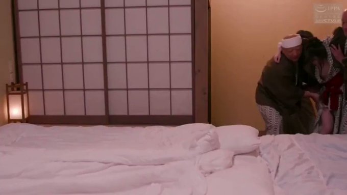宴会場で意気投合した男性グループと夫婦。
酒がすすみ、すっかり酔いつぶれてしまった夫婦。

男性たちに介抱されながら部屋にたどり着いたのはよかったのだが…。

布団に倒れ込んだ妻の浴衣から開けて見えた女体に一気に理性が吹き飛び…襲われてしまっていた。 https://t.co/Toeu4qXpiz