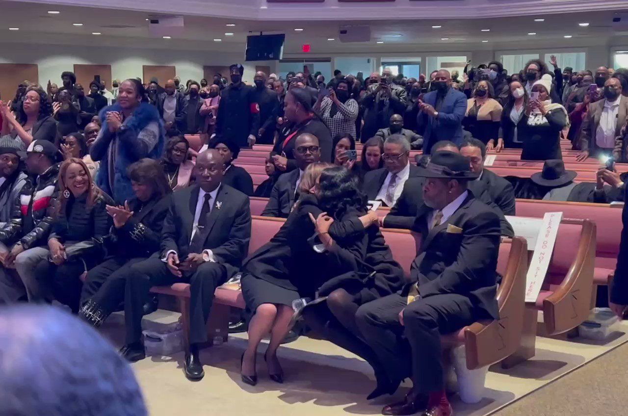 Rachel on Twitter "⁦VP⁩ hugs Tyre’s mother RowVaughn Wells