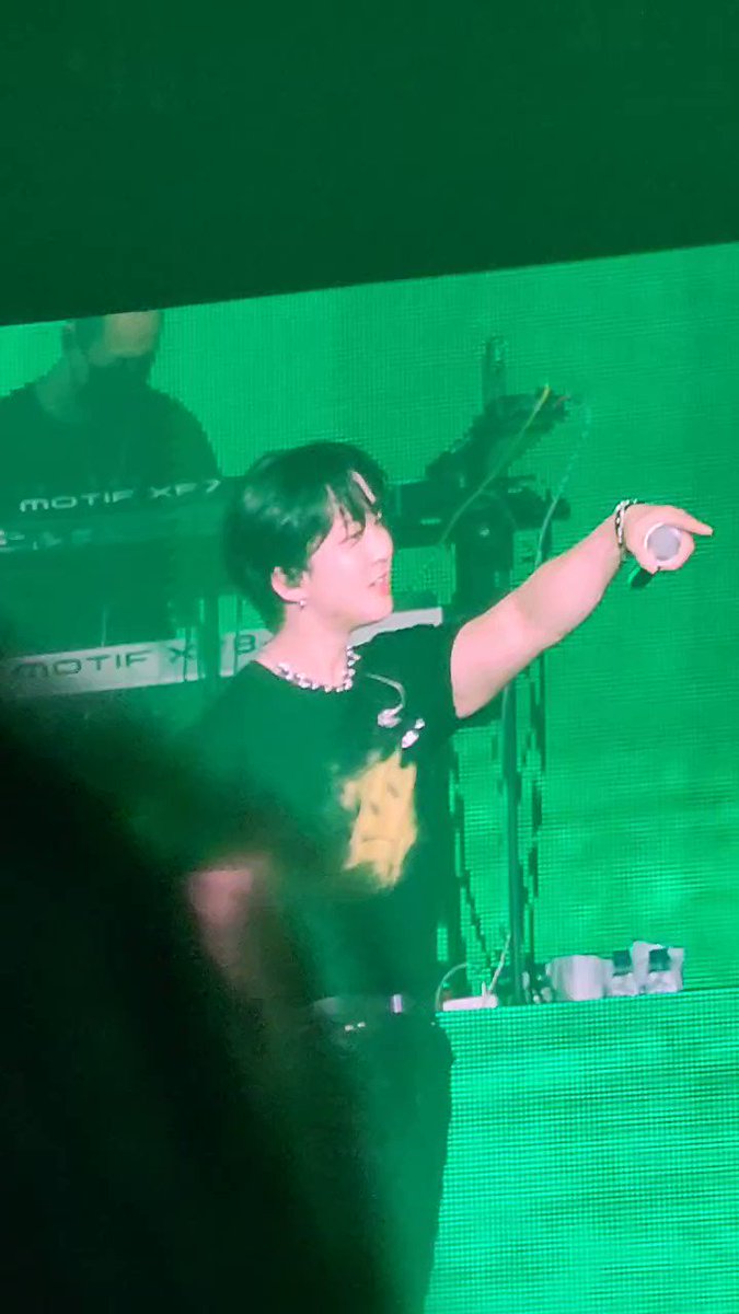 STRAY KIDS LATAM PROJECT 𝄞 on Twitter "Mirror mirror de Changbin"