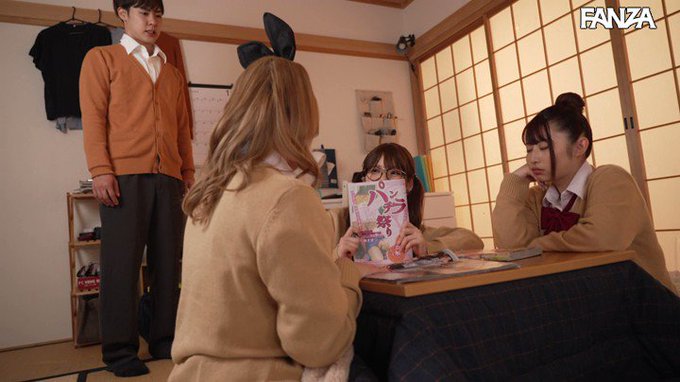女子免疫のない童貞君が、ある日、自宅近くのコンビニで同じクラスのギャル3人に遭遇

本編はリプ欄から 👇
https://t.co/yYYIko5lO3