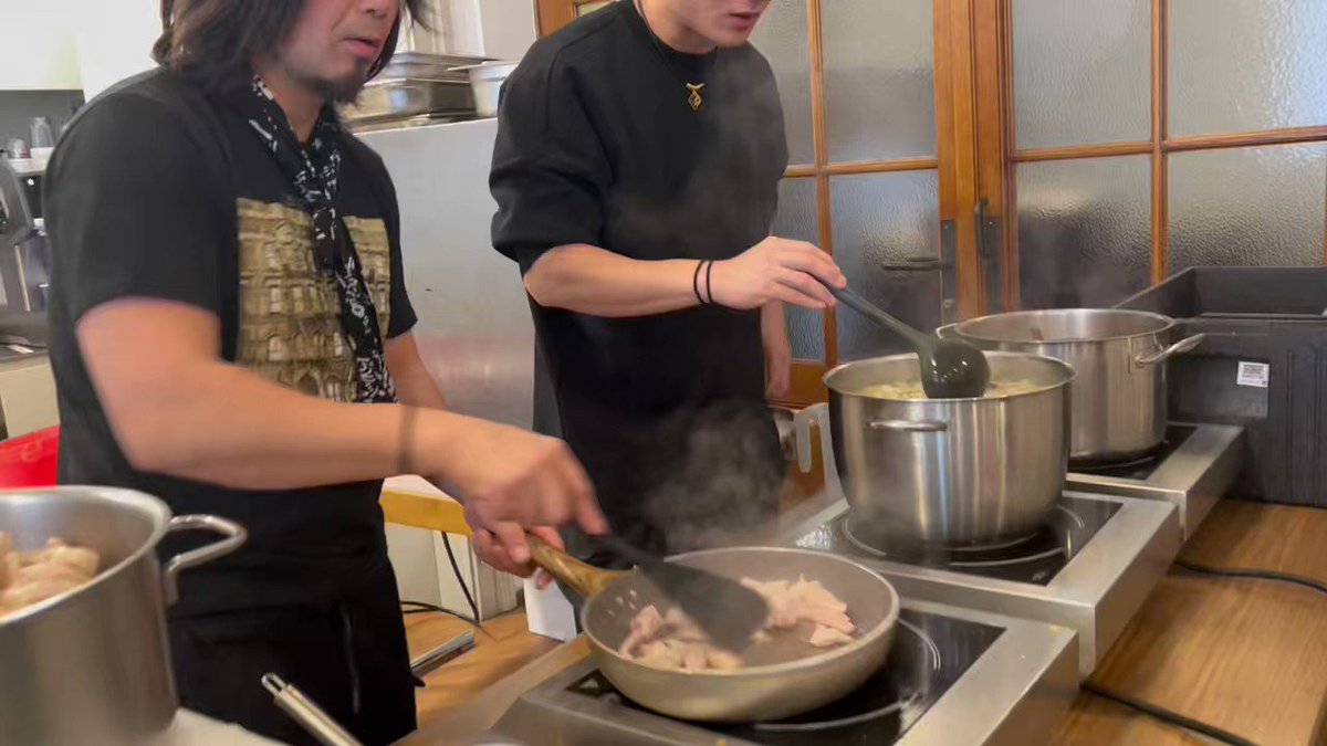 今日はINスイス🇨🇭の厨房の様子を😁 美味しいお昼よろしくお願いしまーす♫