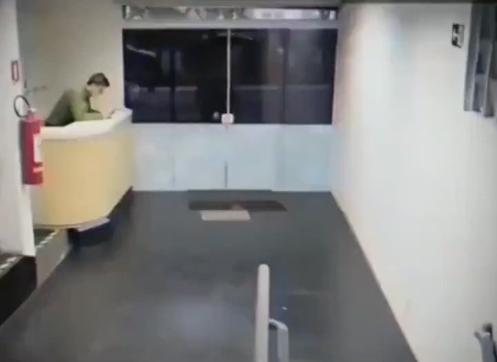 強盗に入ったら、入る場所間違えてた。