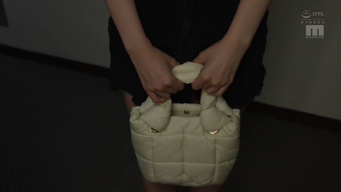 卒業アルバムで一番可愛かったあの娘とデリヘルで再会し、無制限中〇ししまくった！

https://t.co/s0KEaERTOV