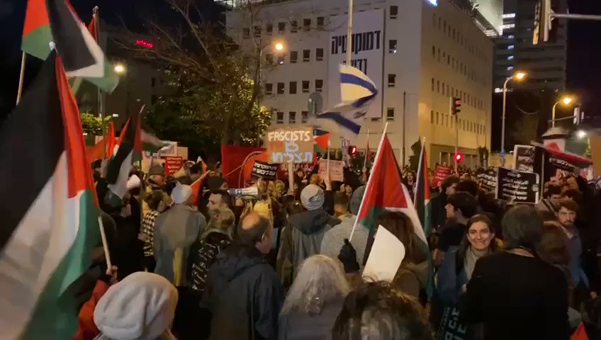 Adriano on Twitter: "RT @michelegiorgio2: Nuova manifestazione di ...