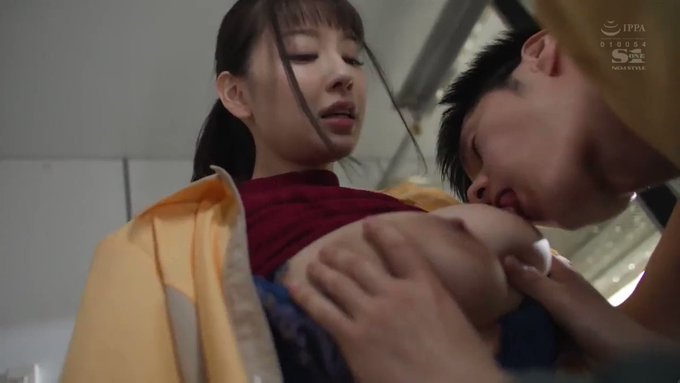 服から溢れ出る爆乳がエロすぎる…

 https://t.co/OxBzCS7lE0