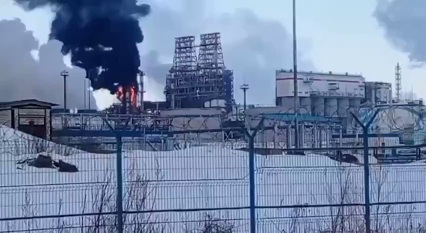 RT @bayraktar_1love: Oil refinery which belongs to Lukoil on fire in Kstovo, Russia https://t.co/1rzMZtVXPh