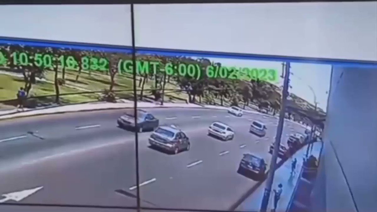 Lima, Peru. Killers shoot vehicle killing 6 family members.
A few minutes before noon on Monday, February 6, the murder of six people near the Plaza San Miguel shopping center was reported. It was a family in a white car that had stopped for a few minutes at a traffic light. https://t.co/tbIXbsNEF1