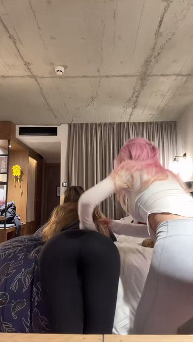 like and rt if u wanna see her finger my pussy ???❤️❤️❤️ https://t.co/gp4tR0EjiW