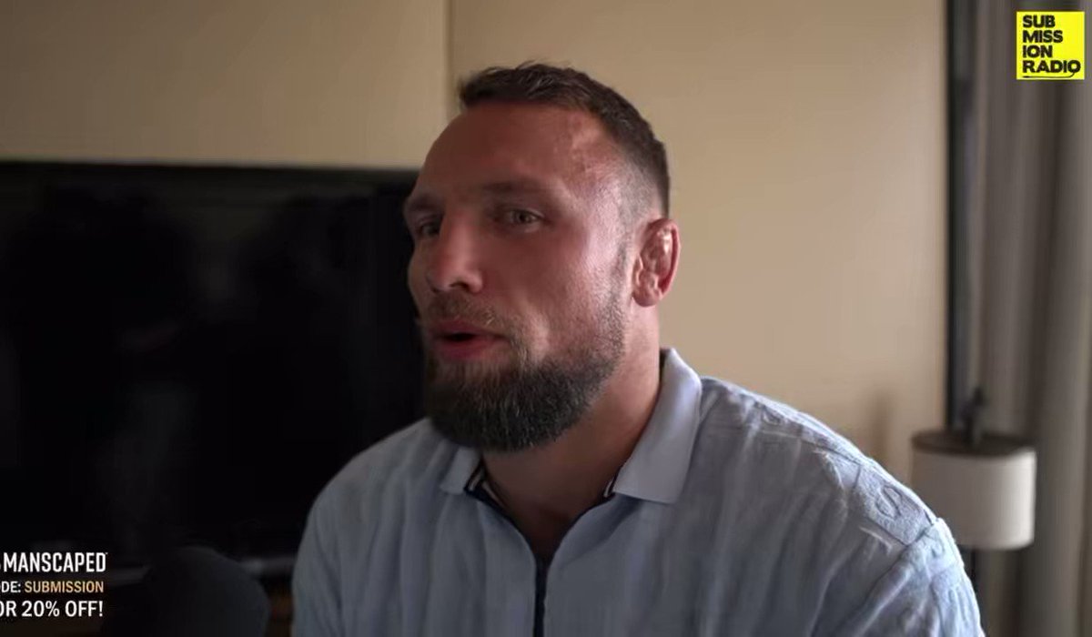 ヴァンダレイとやる前のアローナも似たようなことを言ってたな。「ヴァンダレイは相手を怖がらせて実力を出させないのが上手いけどそれは俺には通用しないよ。」 