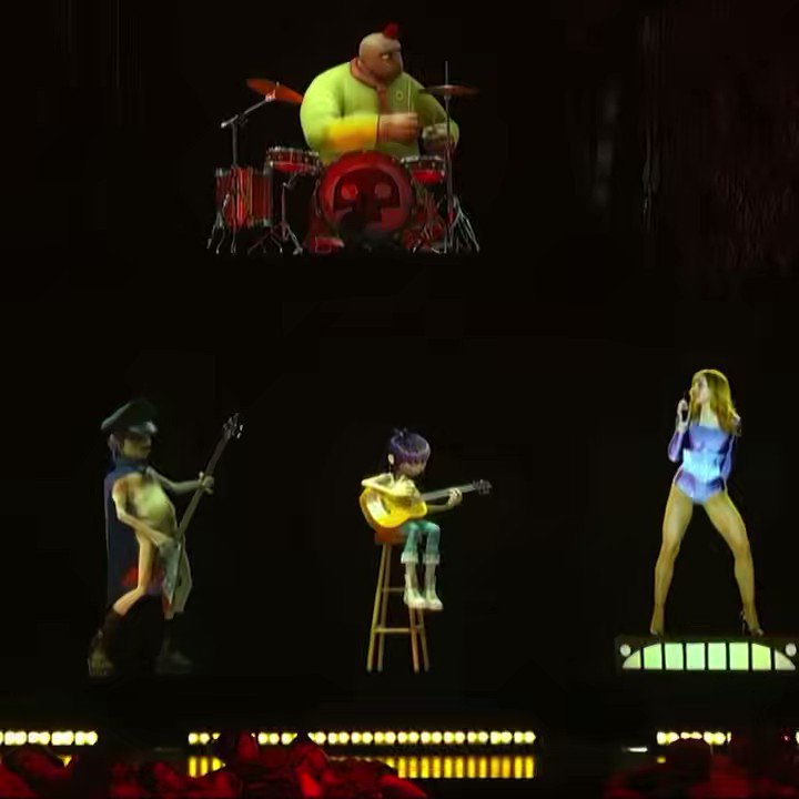 なるほど、キャラクターの後ろ通る瞬間だけ同じ衣装のマドンナを動画を流してるんだ。本人はスクリーンの後ろを通り抜けていると。
舞台のように、予め動きを決められるからこそできる芸当だ。すごい。 