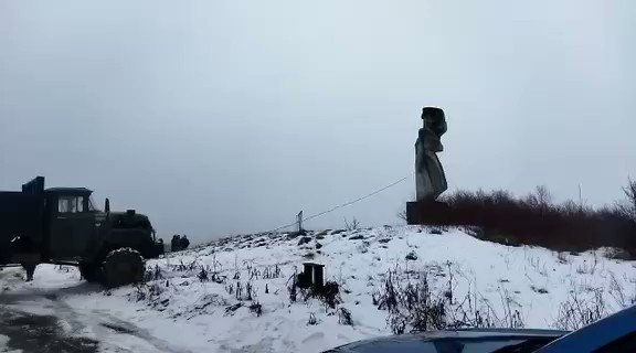 Decolonizator on Twitter: "Пам'ятник радянському окупанту впав біля ...