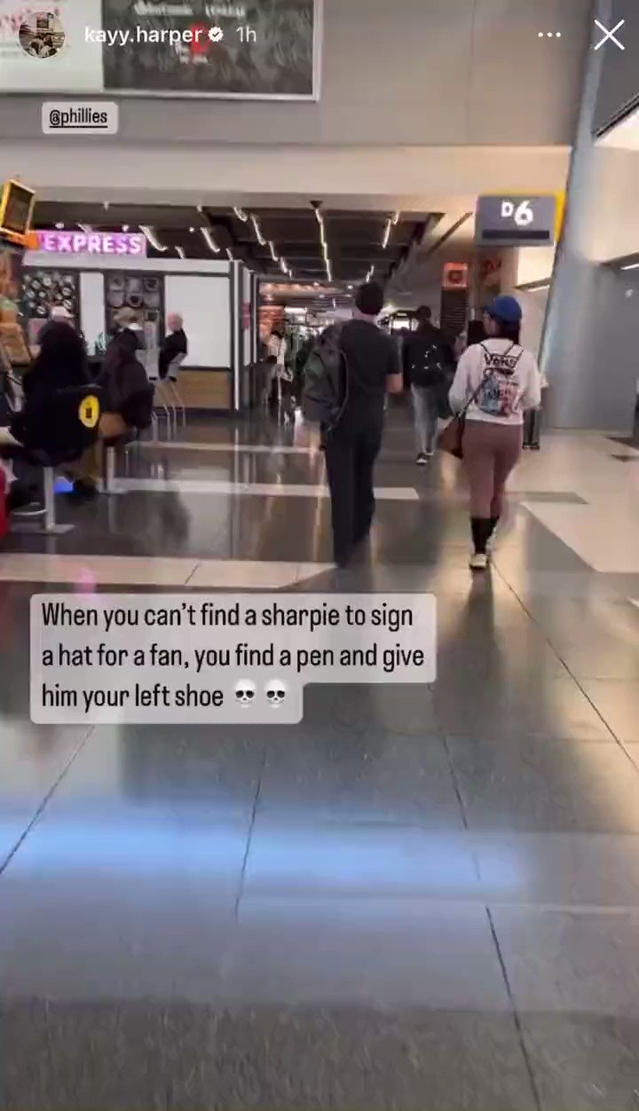 [情報]  哈波只穿一隻鞋在機場走路XD