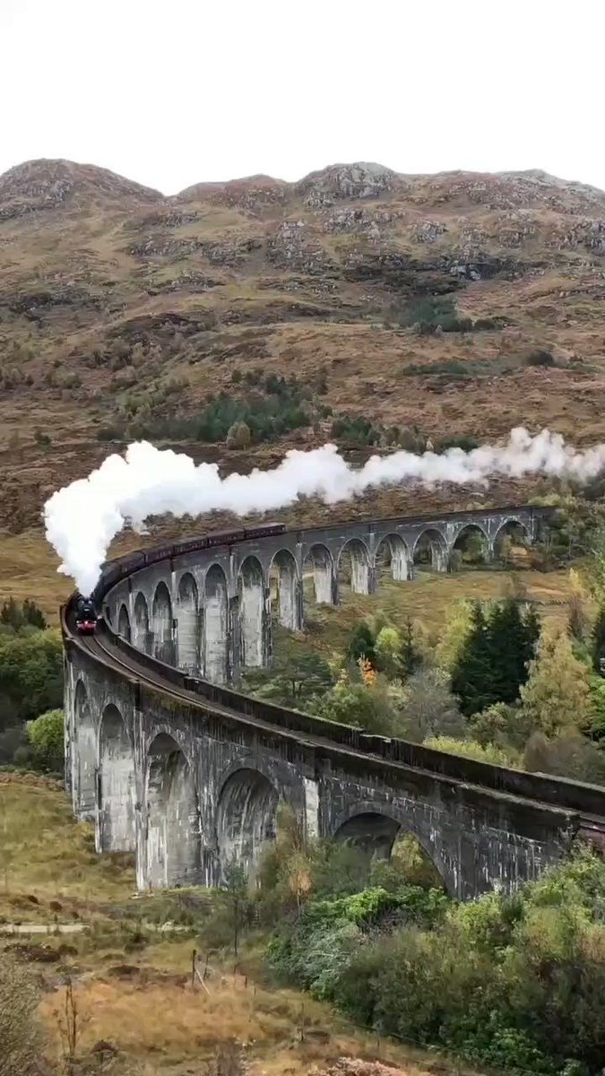 蒸気機関車って🚂💨
心地いい音色だね🎶

西スコットランド
グレンフィナン高架橋🌉 