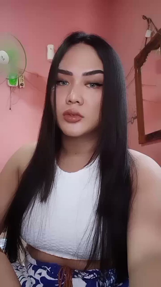 Bruklin Dekerning yalangoch kokrak fotosurati