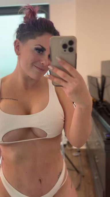 No make up this morning :) Trying on my new swimsuit for this summer. I can’t wait for pool season! ♥️
