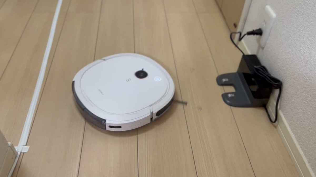 お掃除ロボvs猫ちゃんの熱い戦い！果たしてどちらが勝つのか？