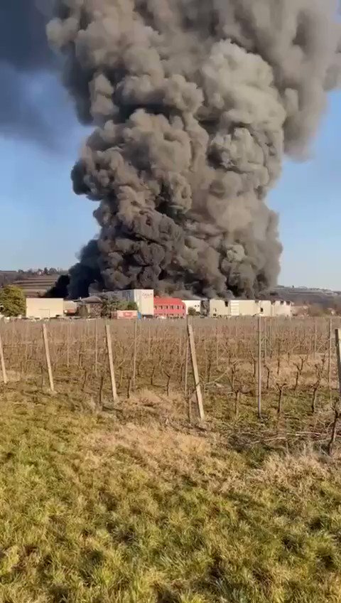 RT @dana916: Fire breaks out at Salumificio COATI chemical plant in Verona, releasing toxic chemicals. https://t.co/Br1QJZeMqK