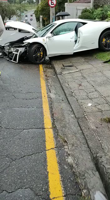 Ferrari batida em curitiba