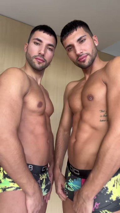 Twins worshipping their bodies 🙌🏽🙌🏽
Rt if you would like to worship us 🔥

For more hot content https://t