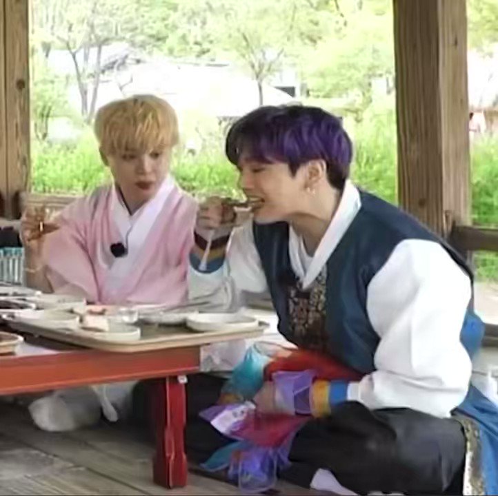 Dee ♡s Kookmin On Twitter When Jimin Asked Jungkook For A Bite And Jungkook Automatically Gave 
