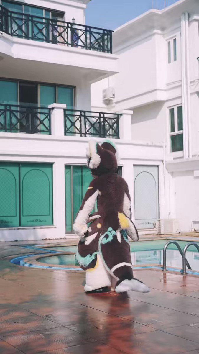 轻轻肘击沉睡的心灵
#肘击摇摆舞 #furry #Fursui#兽装 #牵比绒