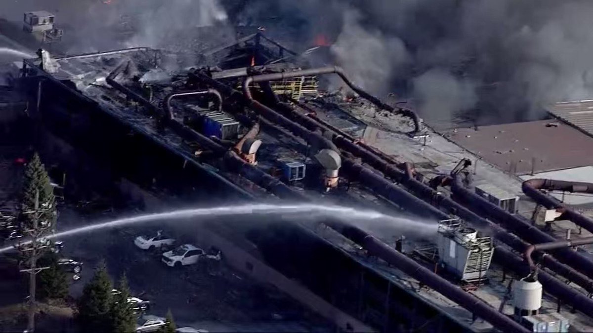 RT @CitizenFreePres: Huge explosion with fire at an industrial metal facility in Bedford, Ohio.

https://t.co/WxVXvrxoTQ