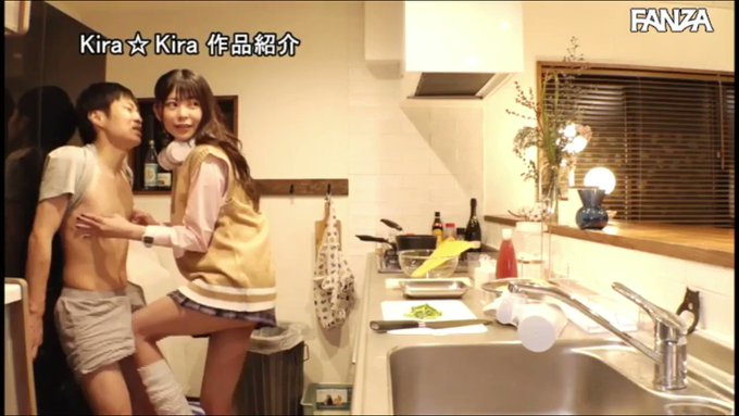 彼女がそばにいる時に誘惑してくる小悪魔美少女。
密着して耳元でささやかれるのがたまらないです。 https://t.co/R3K8y03g6M