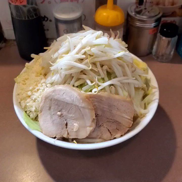 二郎系のラーメンが食べたくなり「どん」さんに来ました☺️ 野菜マシマシ、にんにくマシでオーダーしたのですがボリューミー💯 一瞬「食べられるかなぁ」と思いましたが食べれるもんですね👌 ウマウマです☺️ ごちそうさまでした🙏