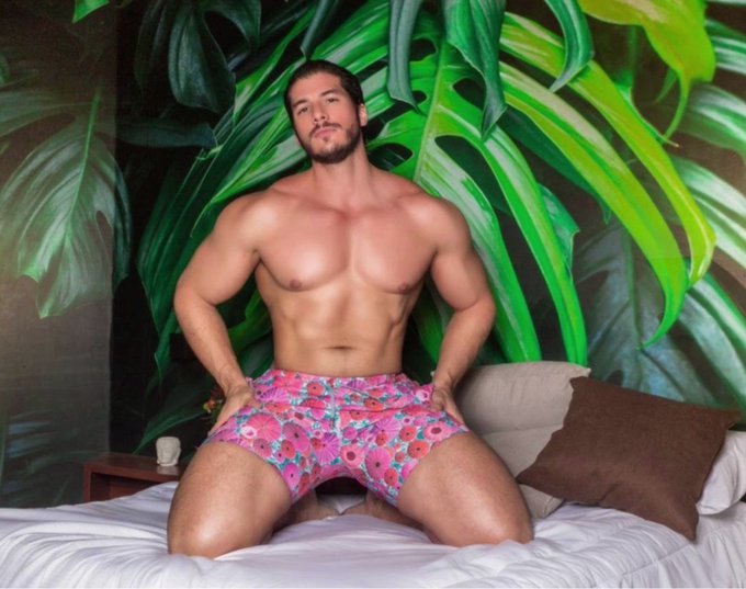 The biggest alpha you've ever seen on #JockMenLive #camguy #musclegod #AlphaMale #shirtlessguys 
@icarus_secret