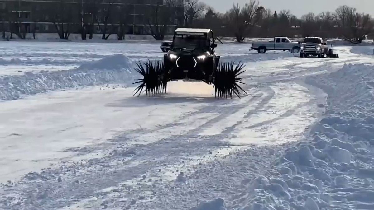 これが雪上のアイスバーン用タイヤの実力！まるでウニ！