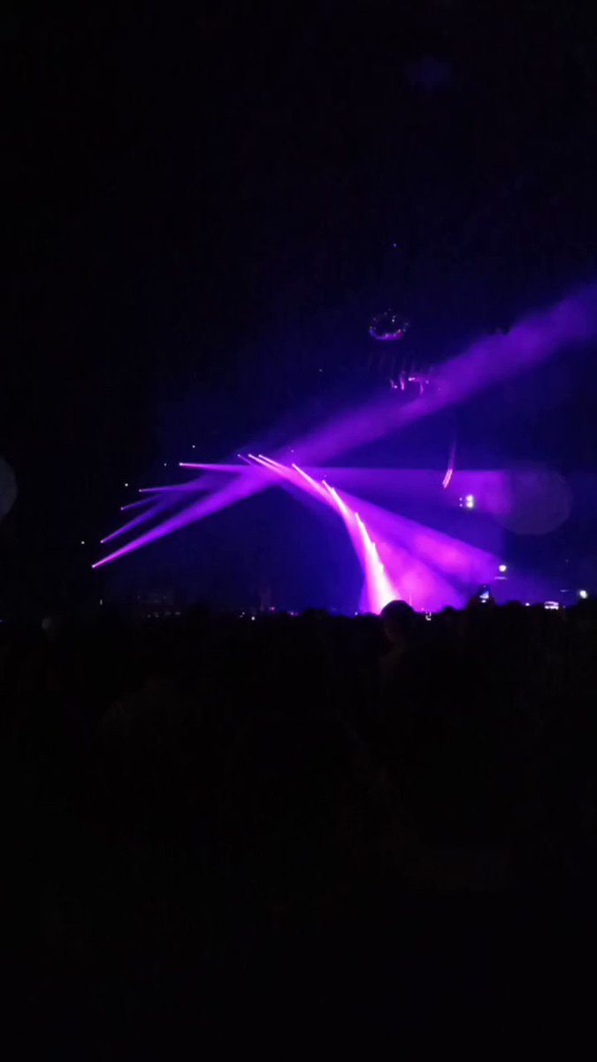 I went to the Lizzo concert yesterday (it was fire!) and was absolutely shook when her band jammed hard to the intro to Yes' 'Heart of the Sunrise'. that made me wonder: is prog rock starting to move away from its (justified) rep as being nerdy white boy music? https://t.co/VGk8Qmr72r